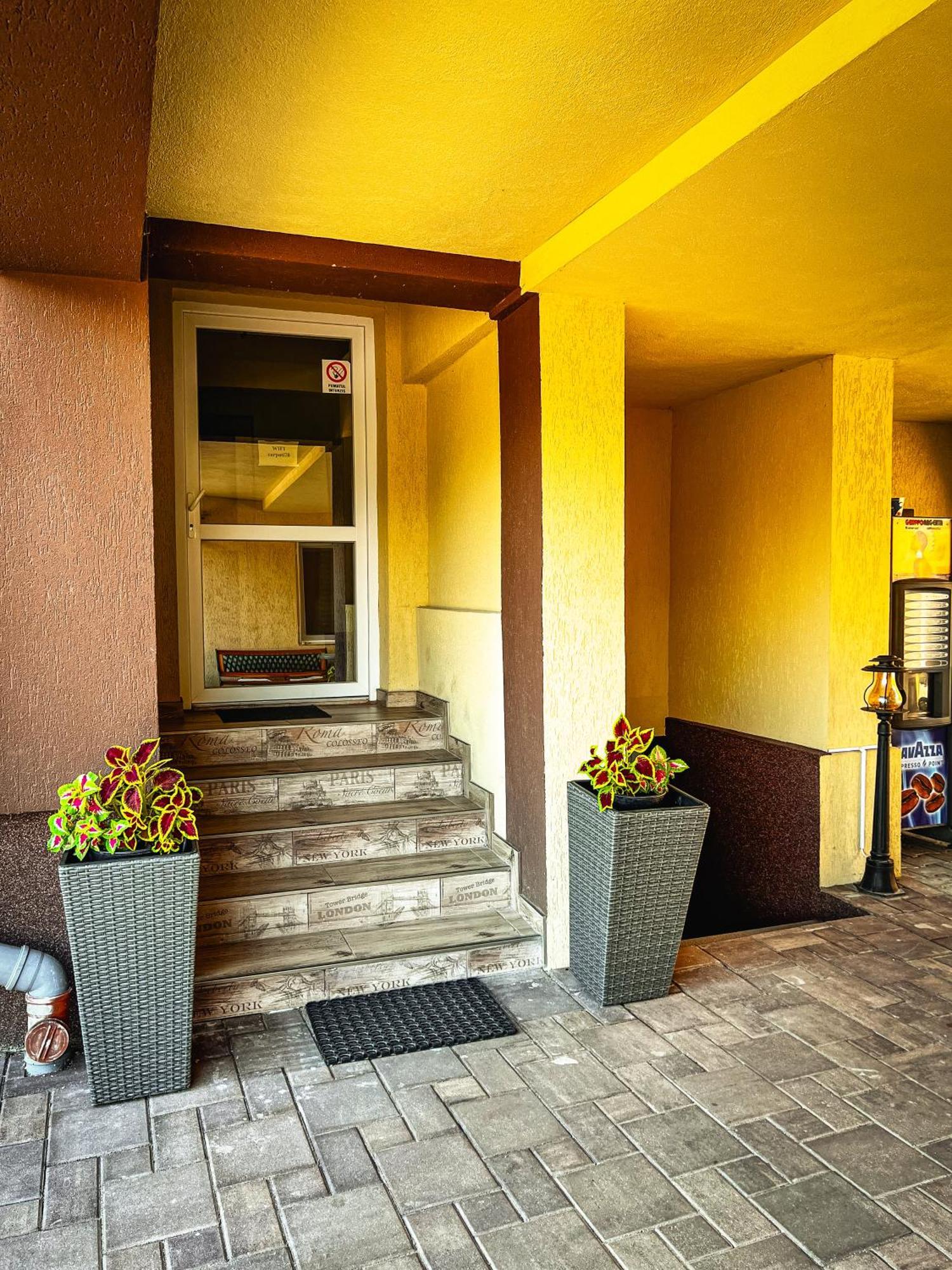 Pensiune Carpati Hunedoara Exteriör bild