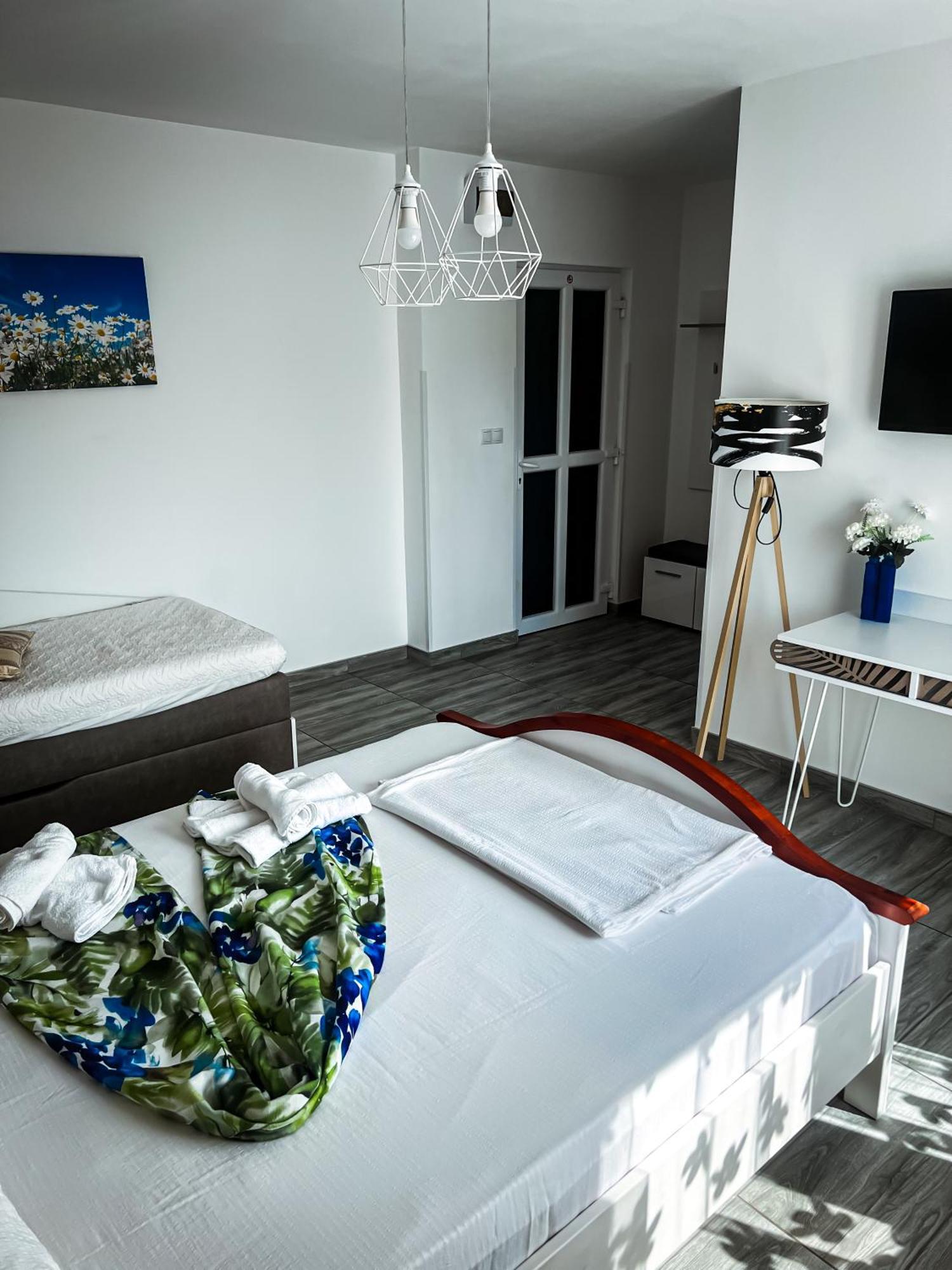 Pensiune Carpati Hunedoara Exteriör bild