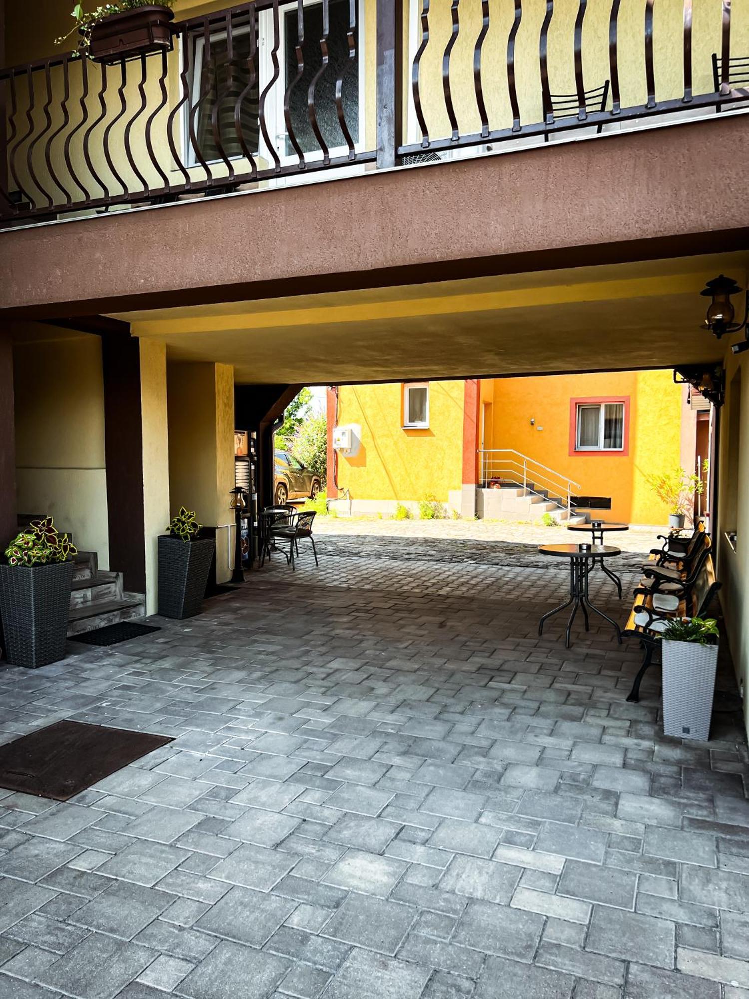Pensiune Carpati Hunedoara Exteriör bild